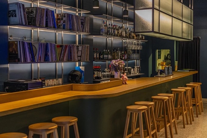 The bar room at Bar Diethnes