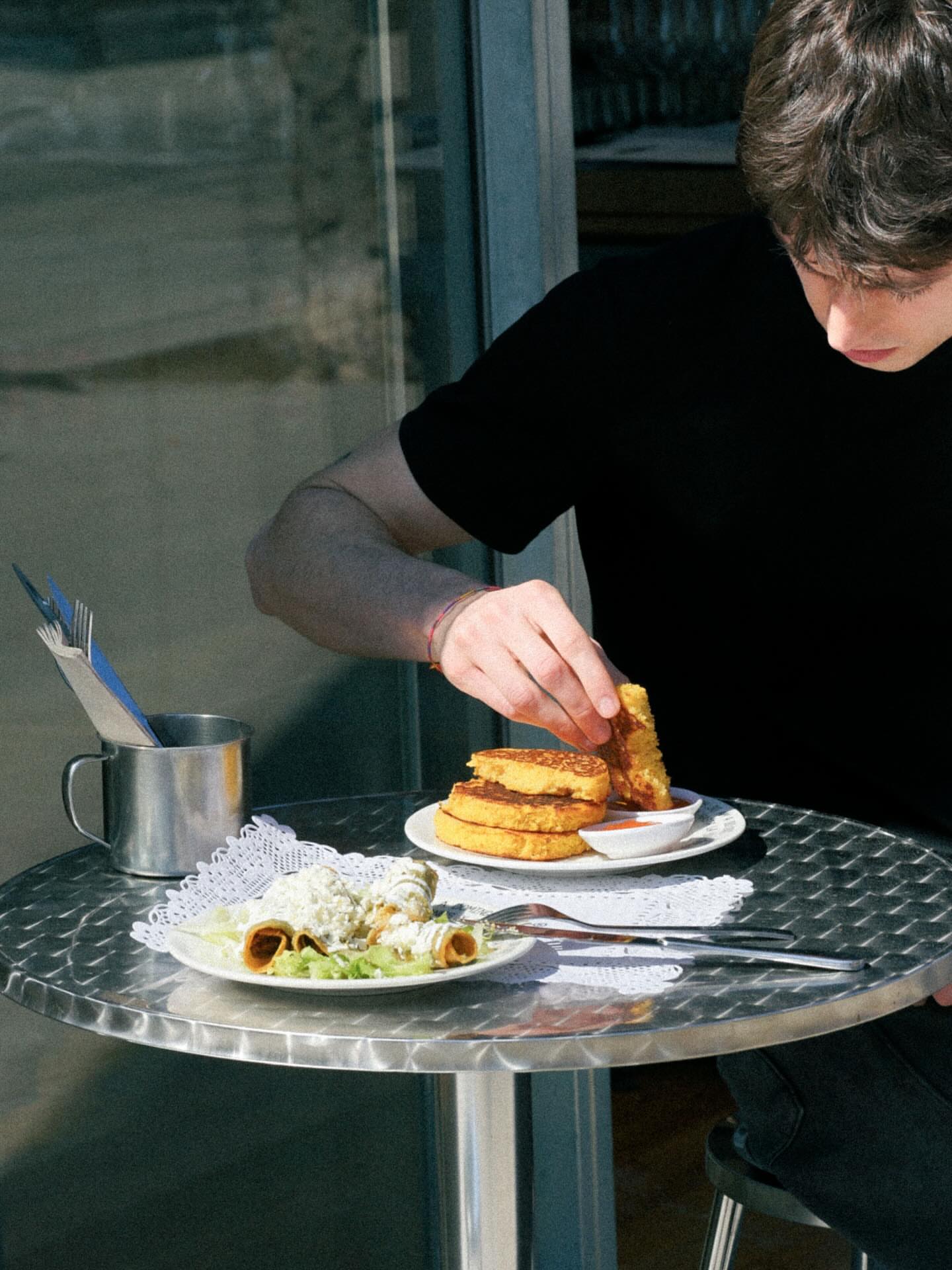 A still from Etl