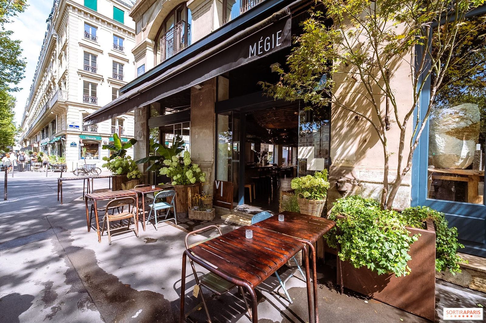The communal table at Mégie