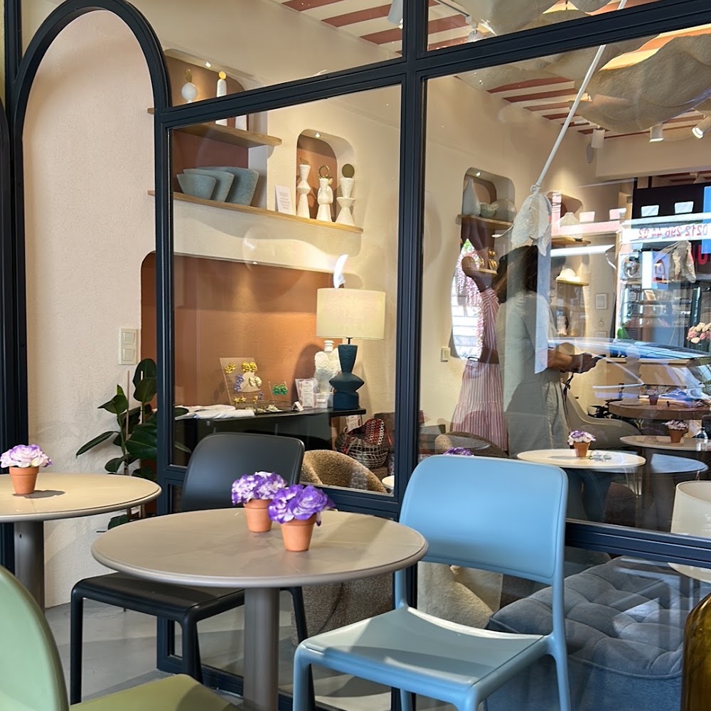 Interior seating at Noi Design Coffee, Teşvikiye